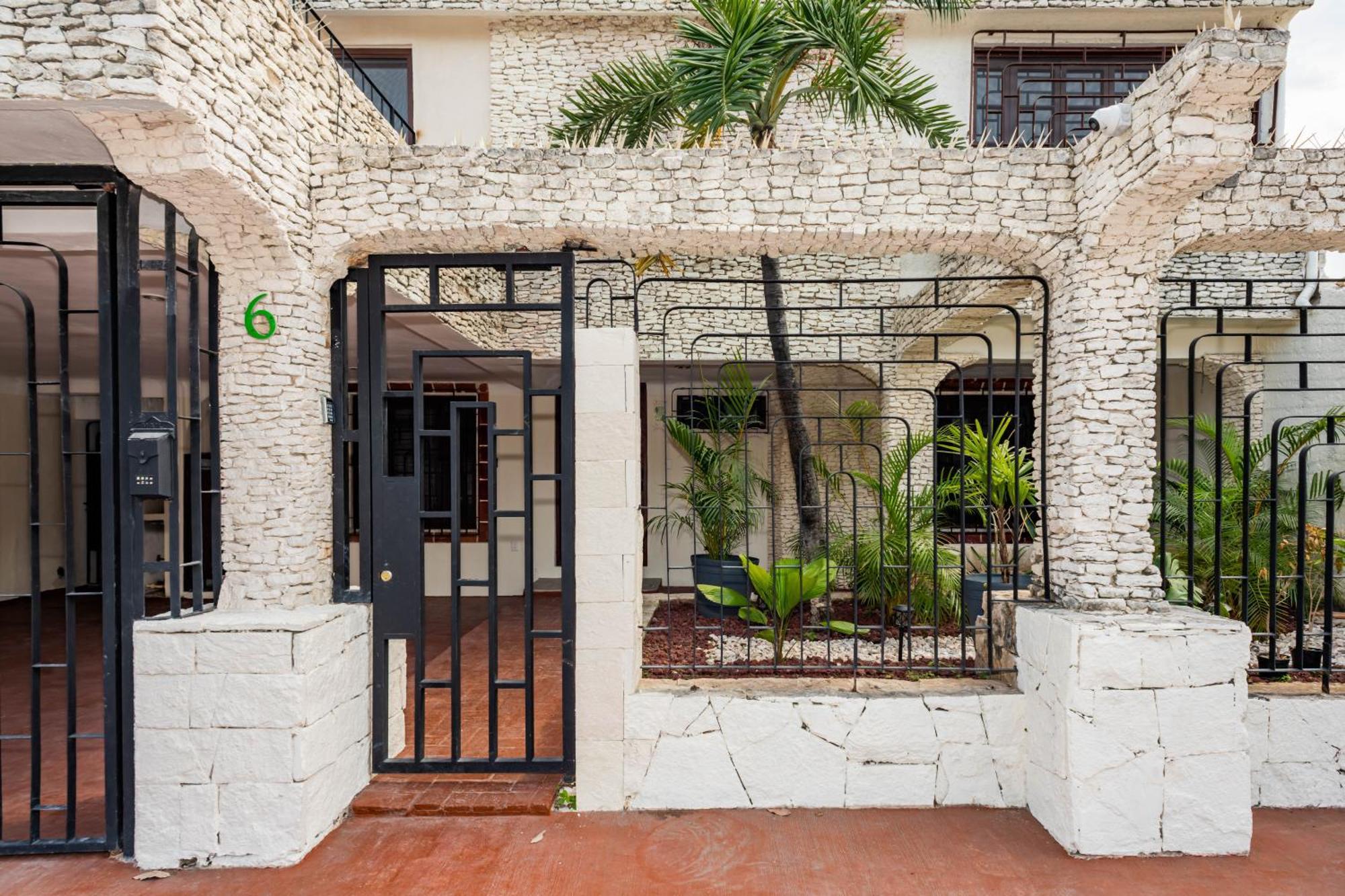 קנקון Vica Guest House Con Piscina En La Entrada De La Zona Hotelera מראה חיצוני תמונה