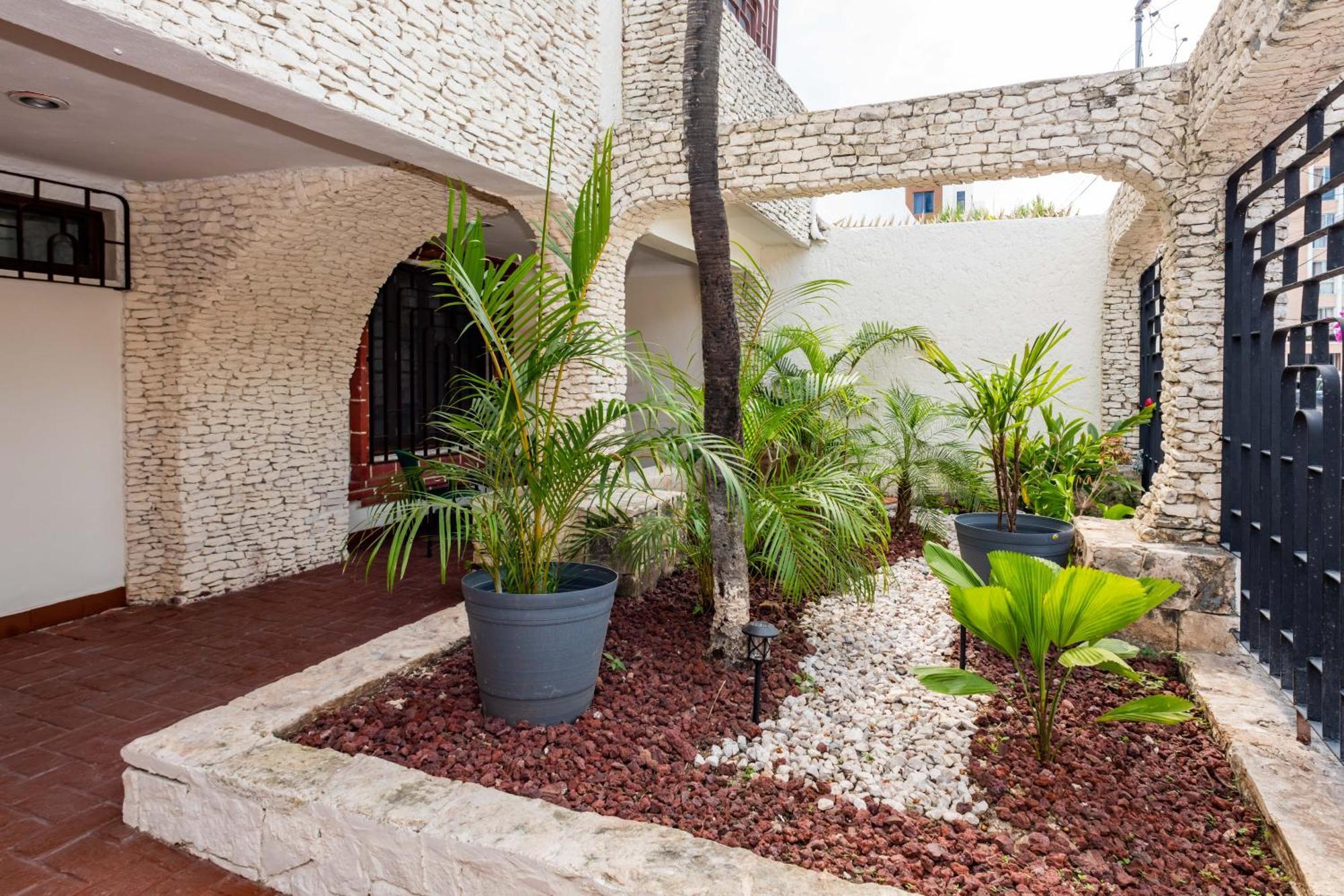 קנקון Vica Guest House Con Piscina En La Entrada De La Zona Hotelera מראה חיצוני תמונה
